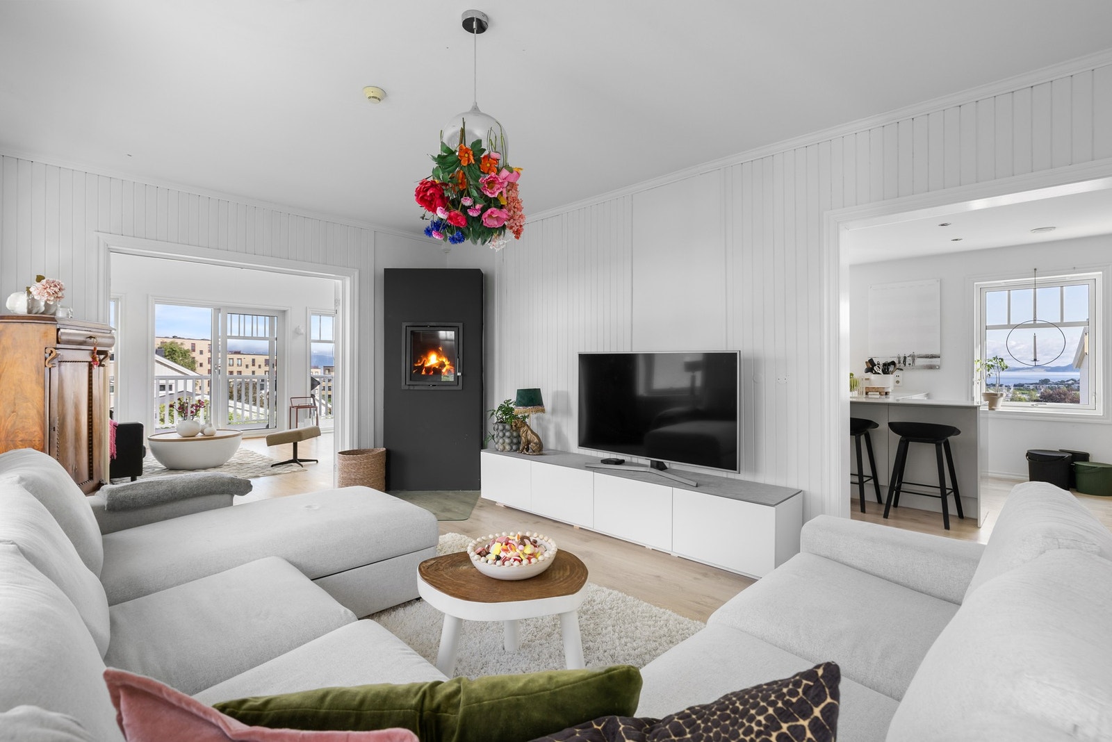 Mellom kjøkkenet og hovedstuen ligger stue 2 på 20,3 m², med en mer skjermet plassering. Galleribilde