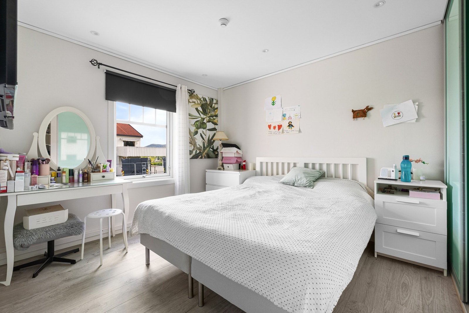 Soverom 1 på 11,6m² med god plass til ønsket soveromsmøblement. Galleribilde