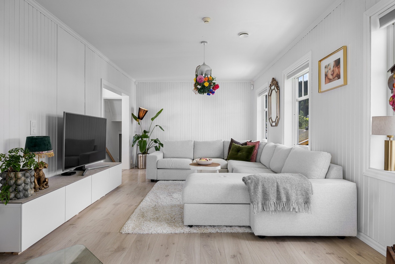 Stuen fremstår som lys og romslig, med god plass til både sofagruppe og TV-løsning. Galleribilde