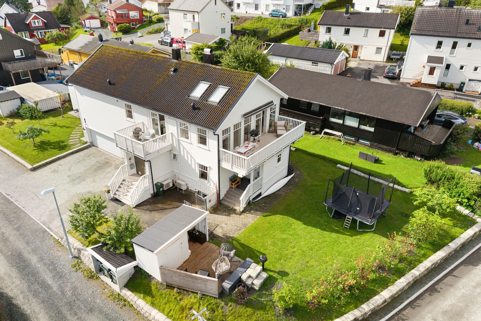 Boligen har en godkjent utleiedel på 74m², og en tomt på hele 818m². Galleribilde