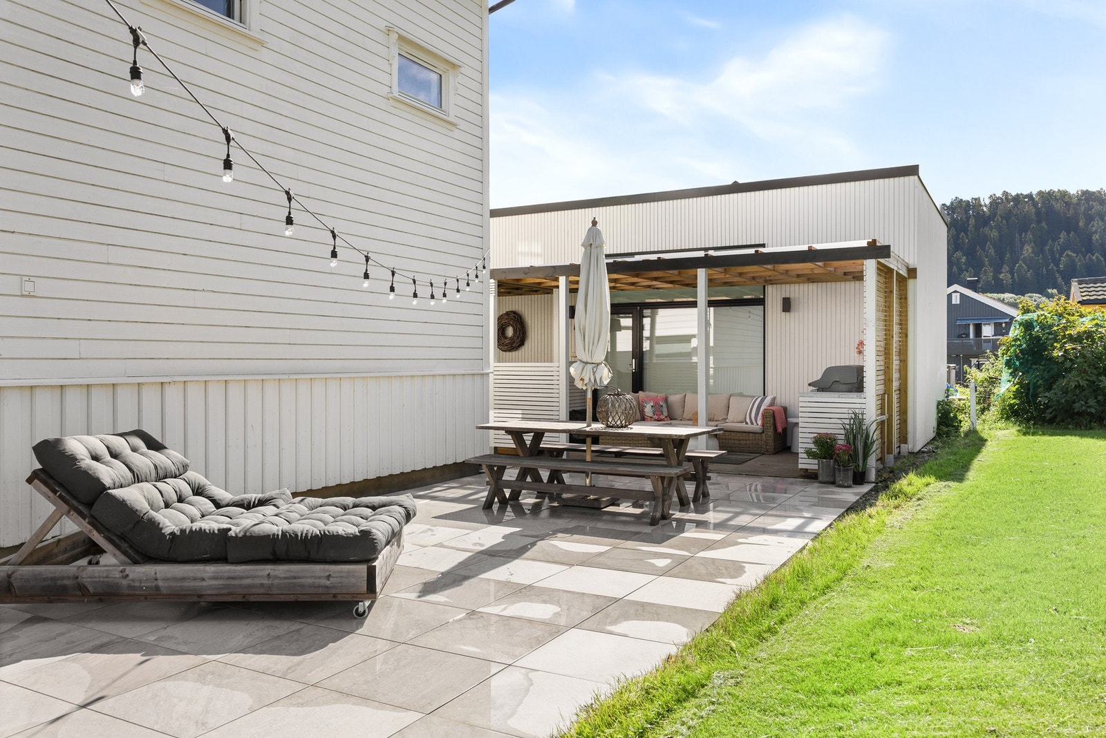 Herlig sør-/vestvendt terrasse på 40m² med steinheller. Galleribilde