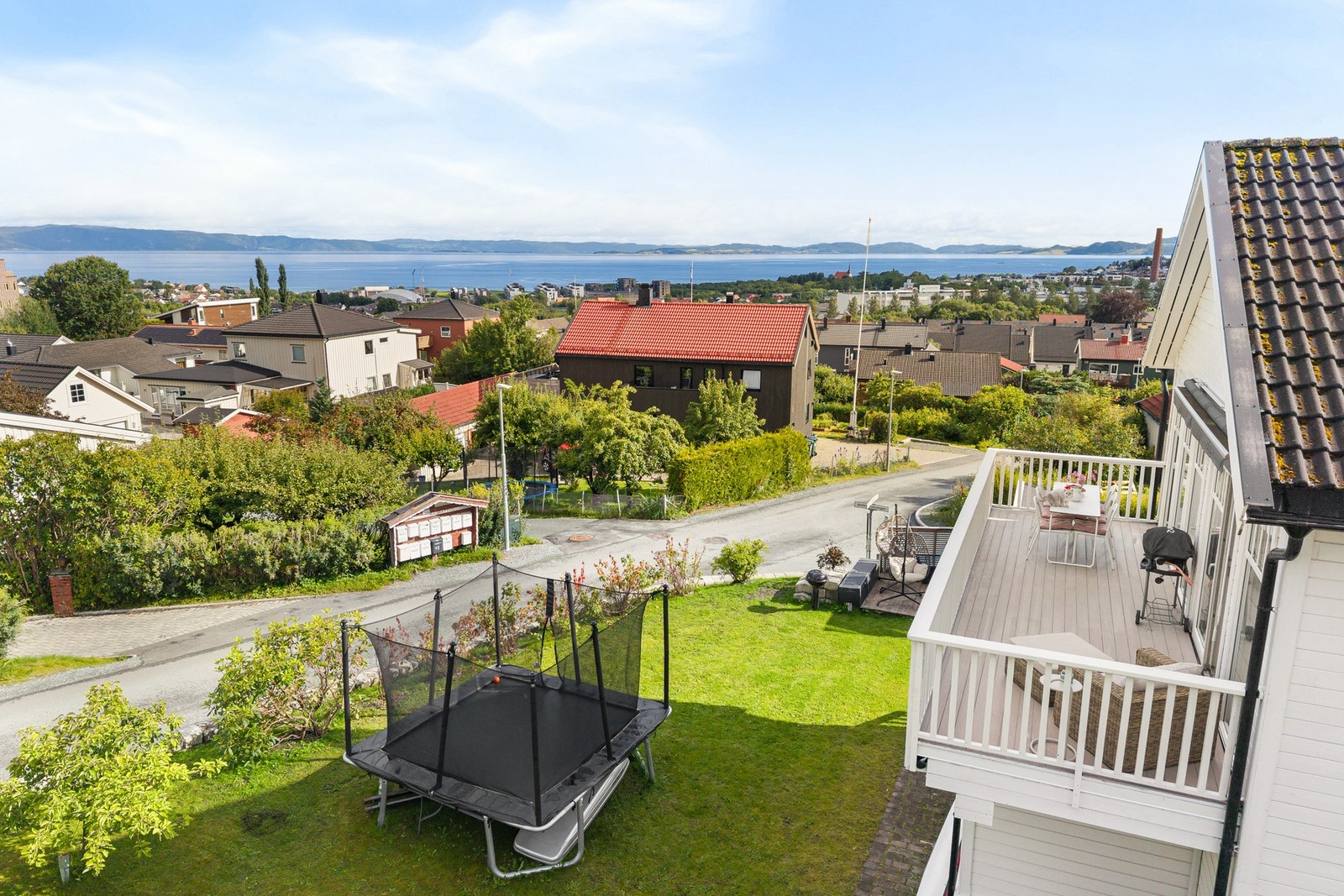 Huset har en fantastisk beliggenhet, høyt i terrenget med en stor og flat tomt som gir utsikt mot Strindfjorden/Ranheim. Galleribilde