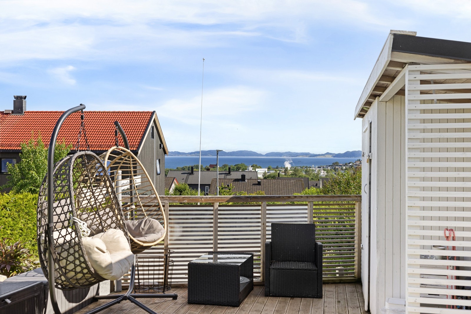 Praktisk utebod med tilhørende terrasse. Galleribilde