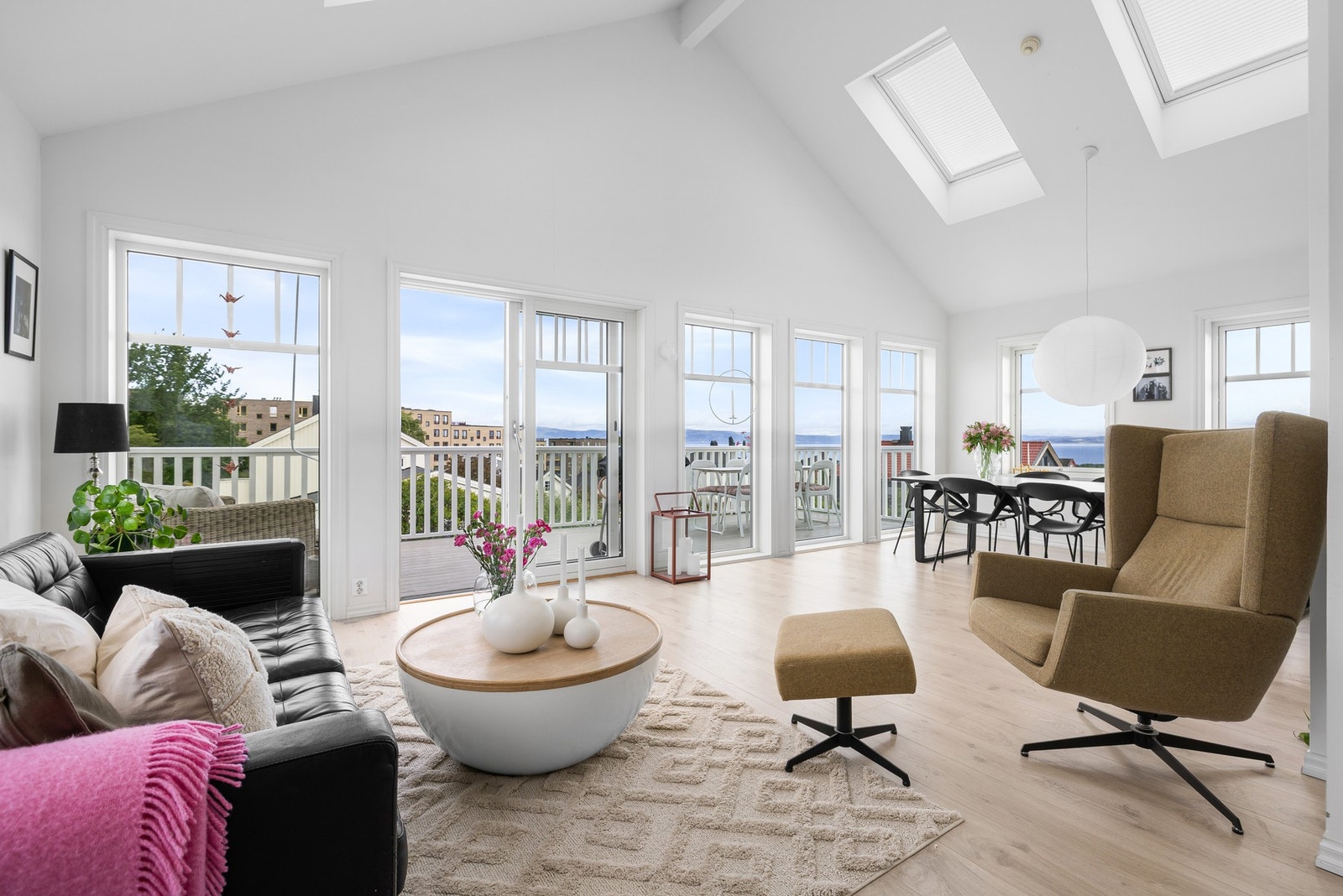 Her får du en svært romslig stue på 42m² med ypperlige møbleringsmuligheter. Galleribilde