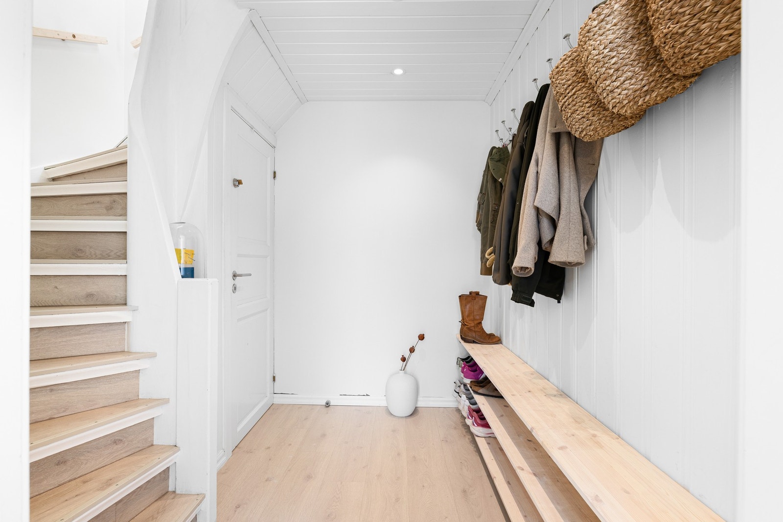 Hovedinngangen ligger i 1.etasje med gang/garderobe for å henge fra seg klær og utstyr. Galleribilde