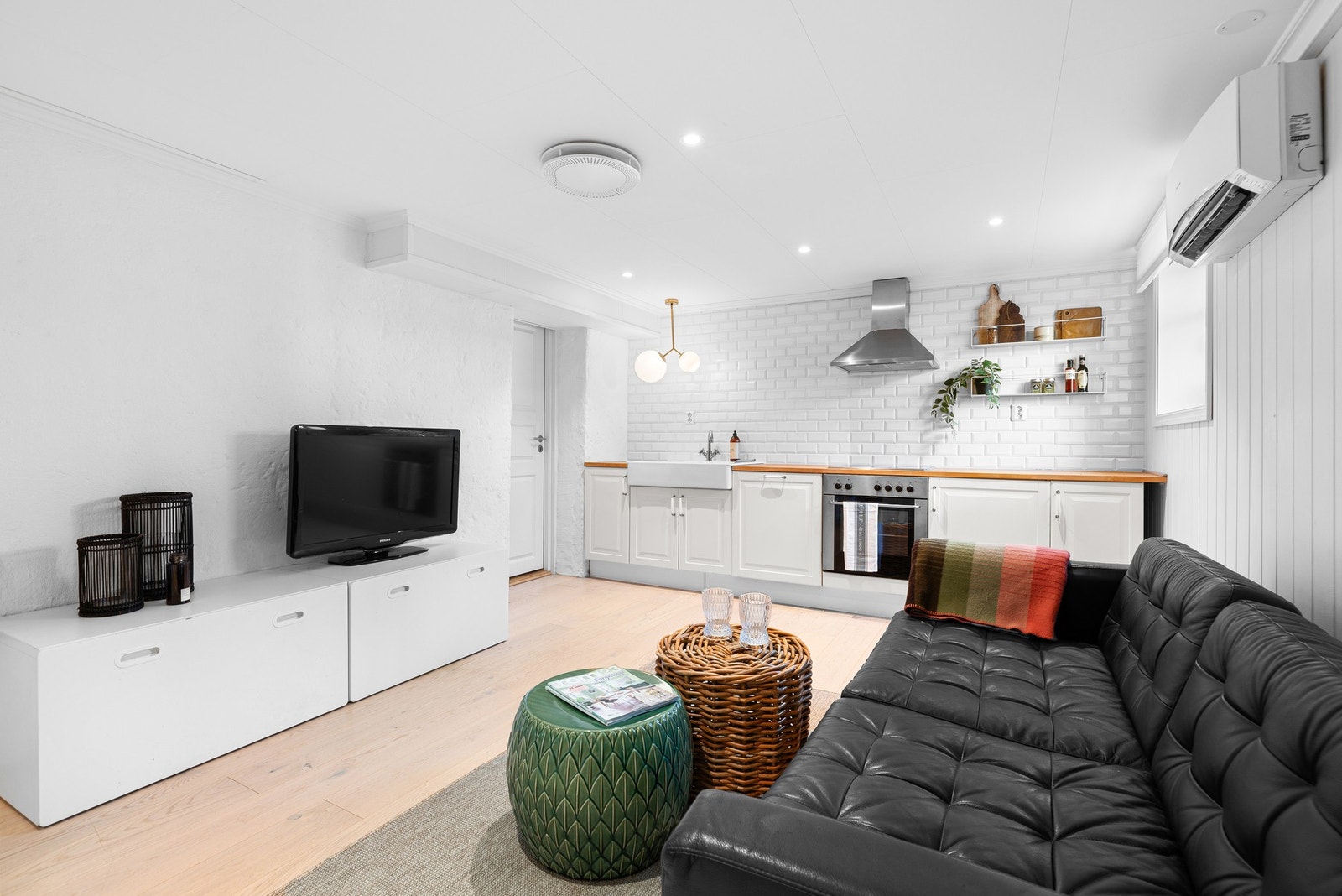 Kjellerstue med kjøkken på 22m² som tilhører hoveddelen. Galleribilde