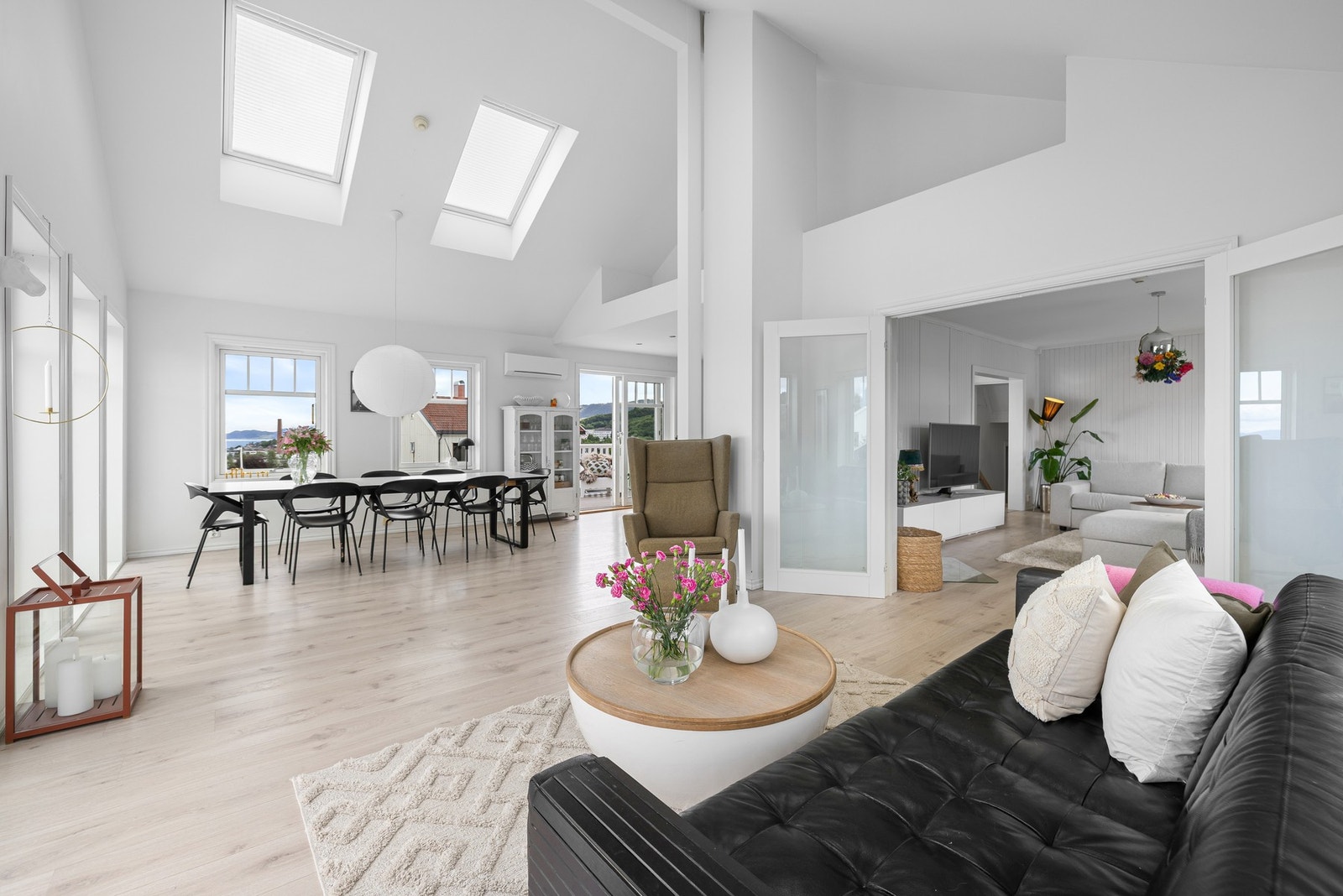 Den gode takhøyden og de store vindusflatene gir rommet et lyst og åpent uttrykk. Galleribilde