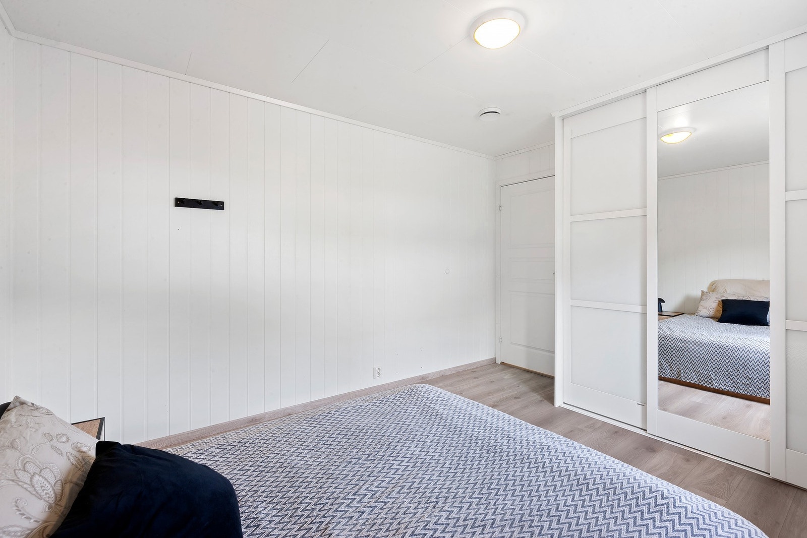 På rommet er det en fin garderobe med speilskyvedører og god lagringsplass Galleribilde