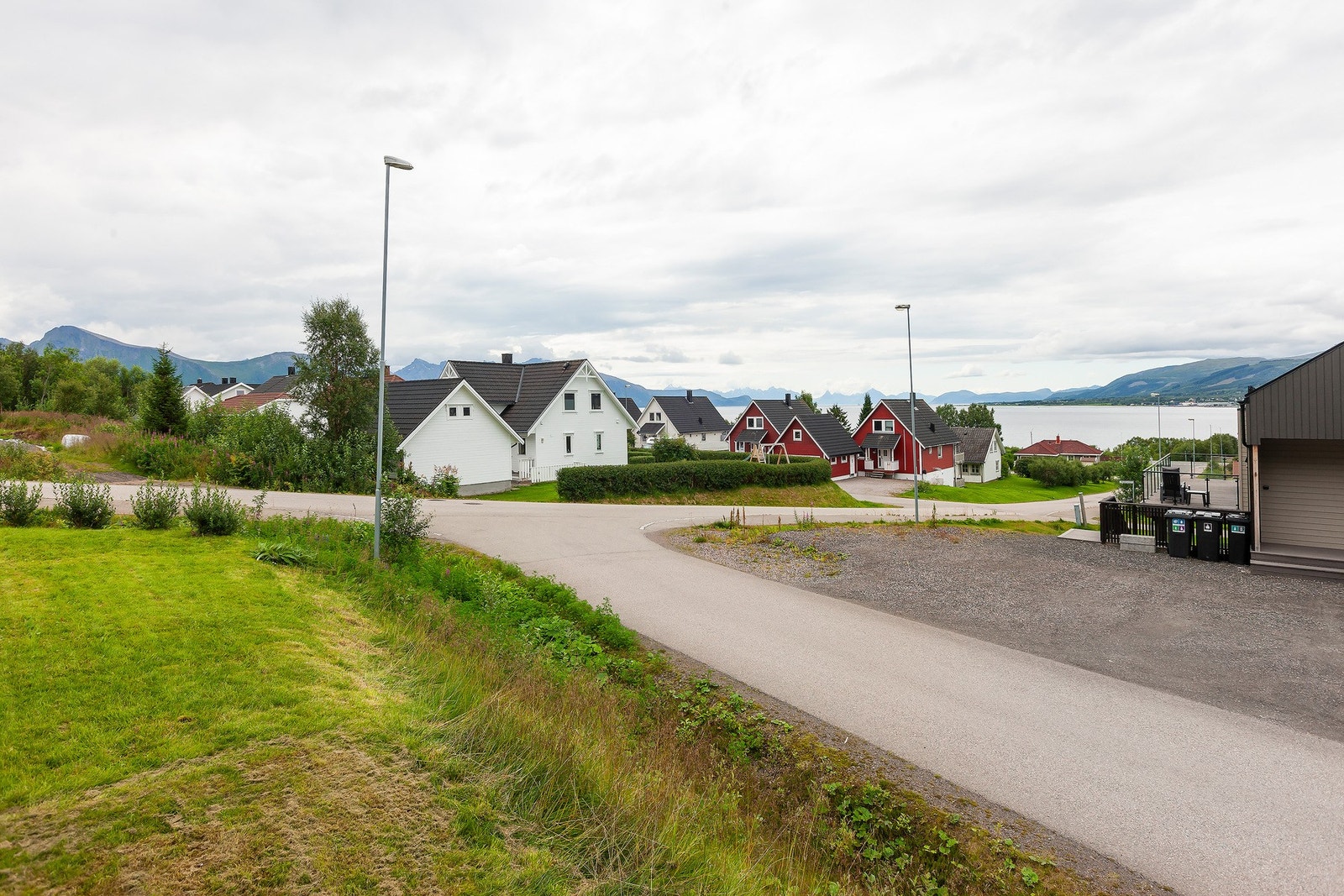 Lekeplasser, skole og fine turområder like i nærheten Galleribilde