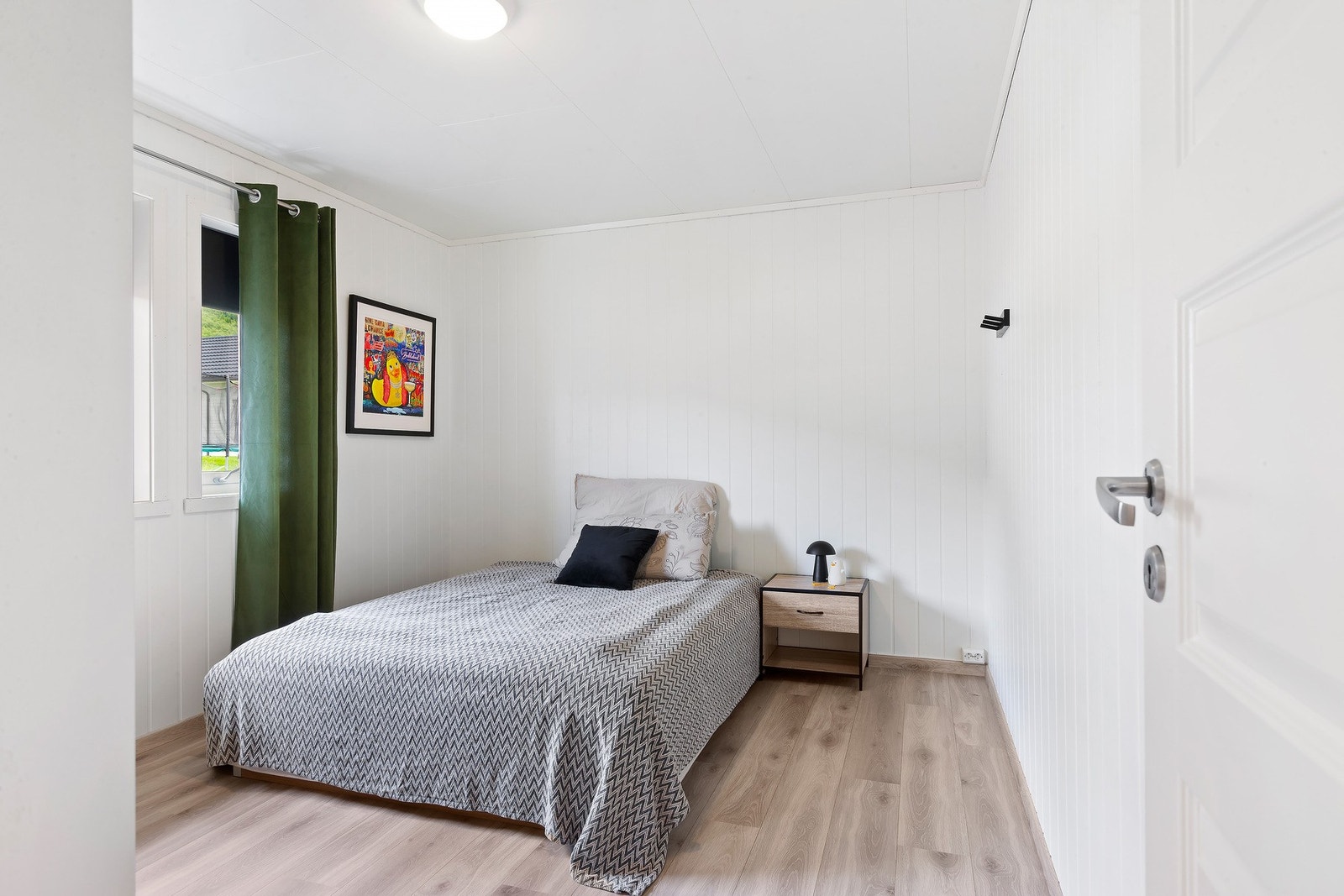 Lyst soverom med god plass Galleribilde