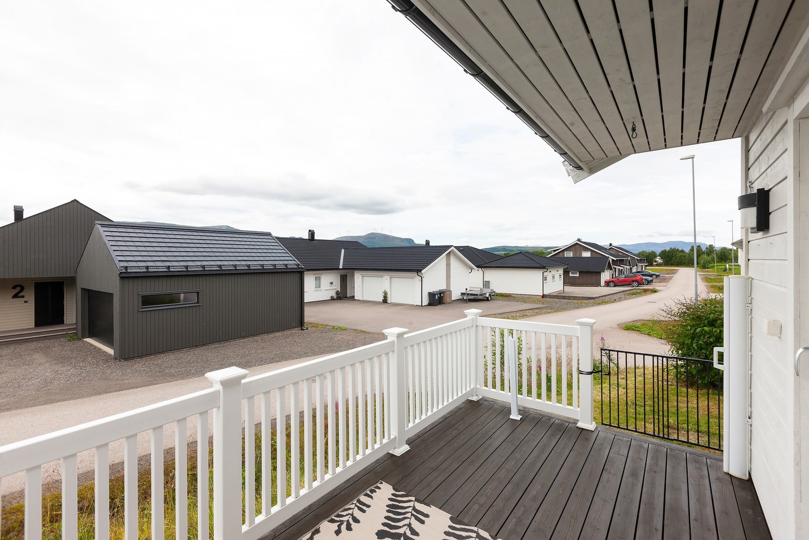 Koselig krok med sitteplasser og utsikt mot nabolaget og fjellene! Galleribilde