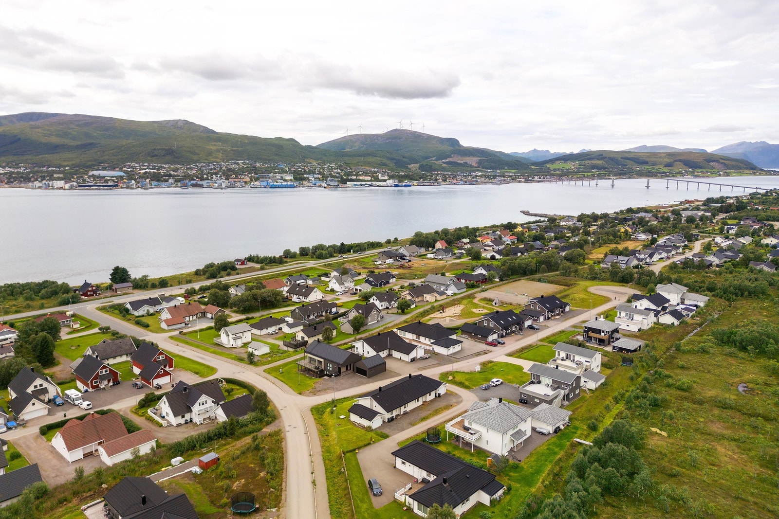 Strand har både barneskole, dagligvarebutikk, dyreklinikk og øvrige fasiliteter Galleribilde