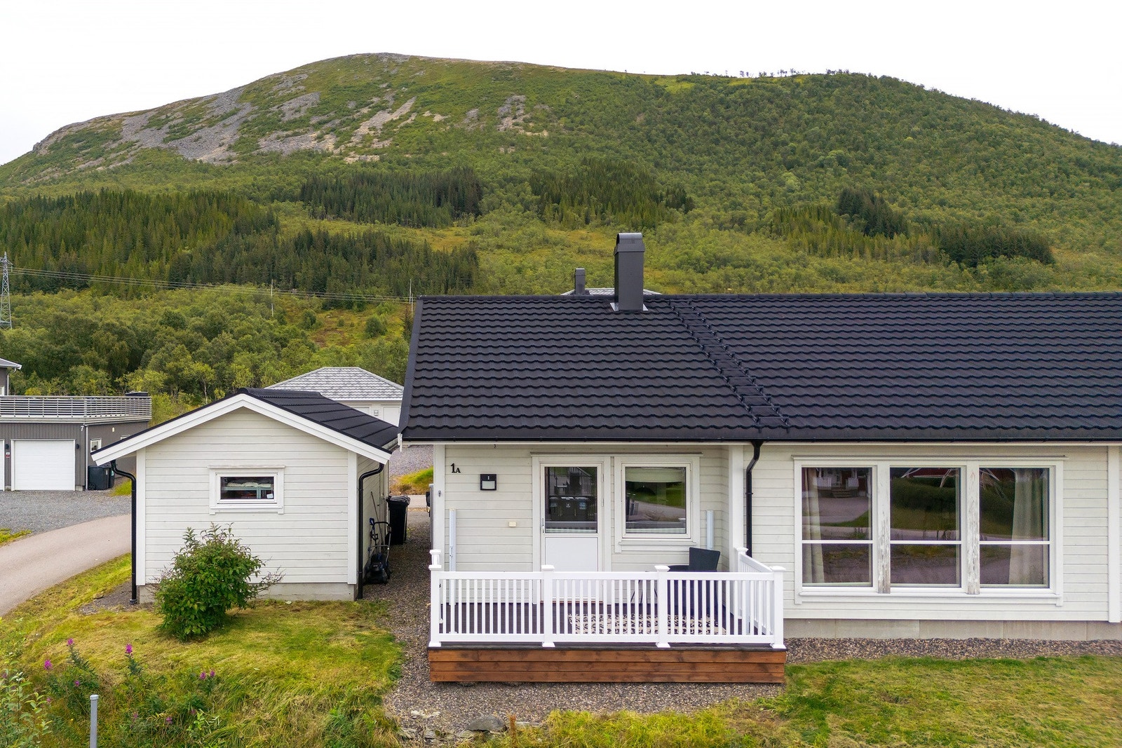 Boligen har nydelig utsikt til havet, fjellene og nærområdet Galleribilde