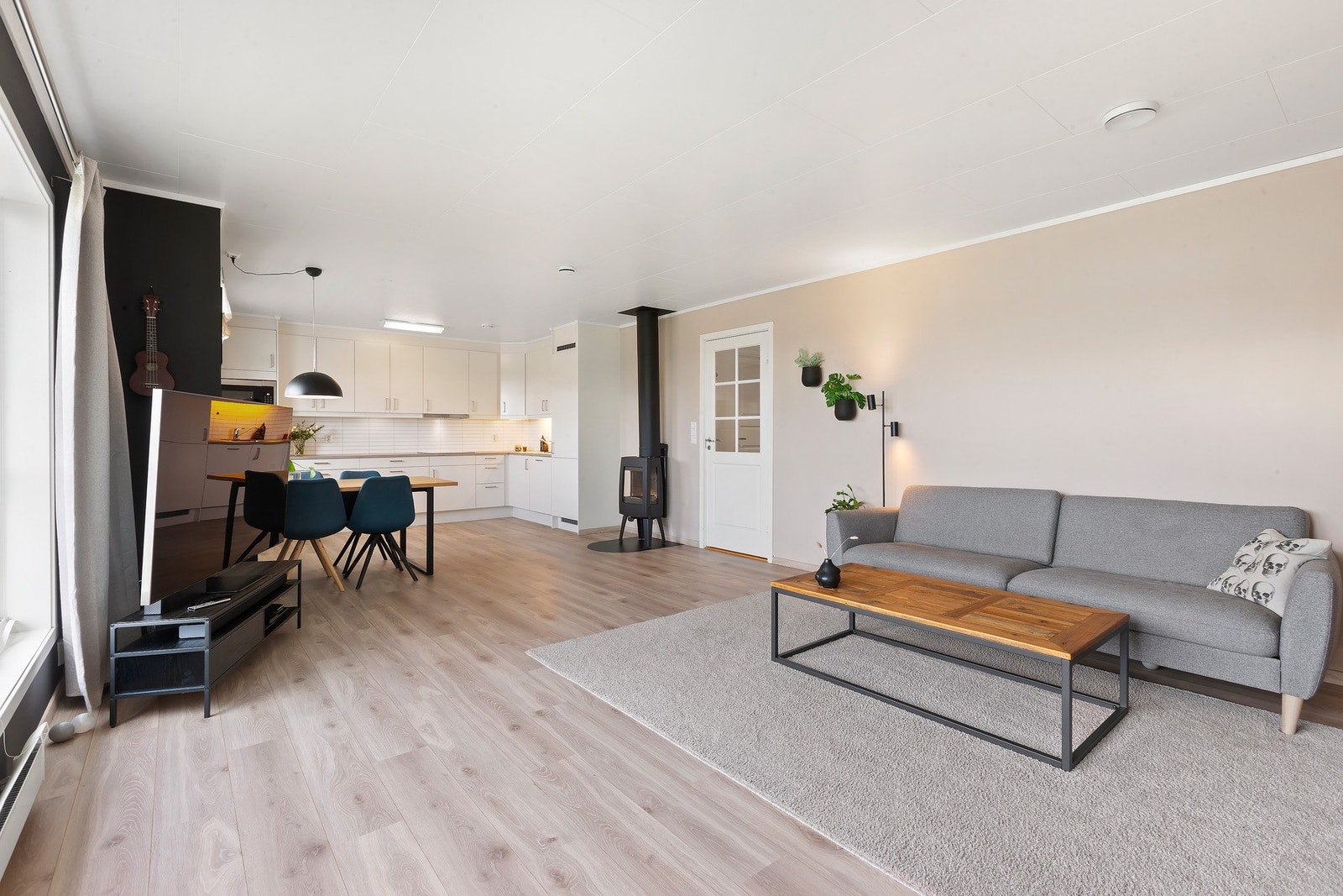 Stuen har god plass til sittegruppe, TV-løsning og spisestue Galleribilde
