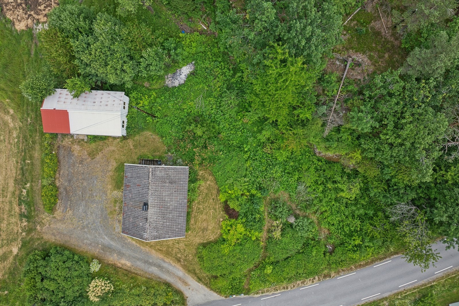 Oversiktsbilde av eiendommen fra drone. Galleribilde