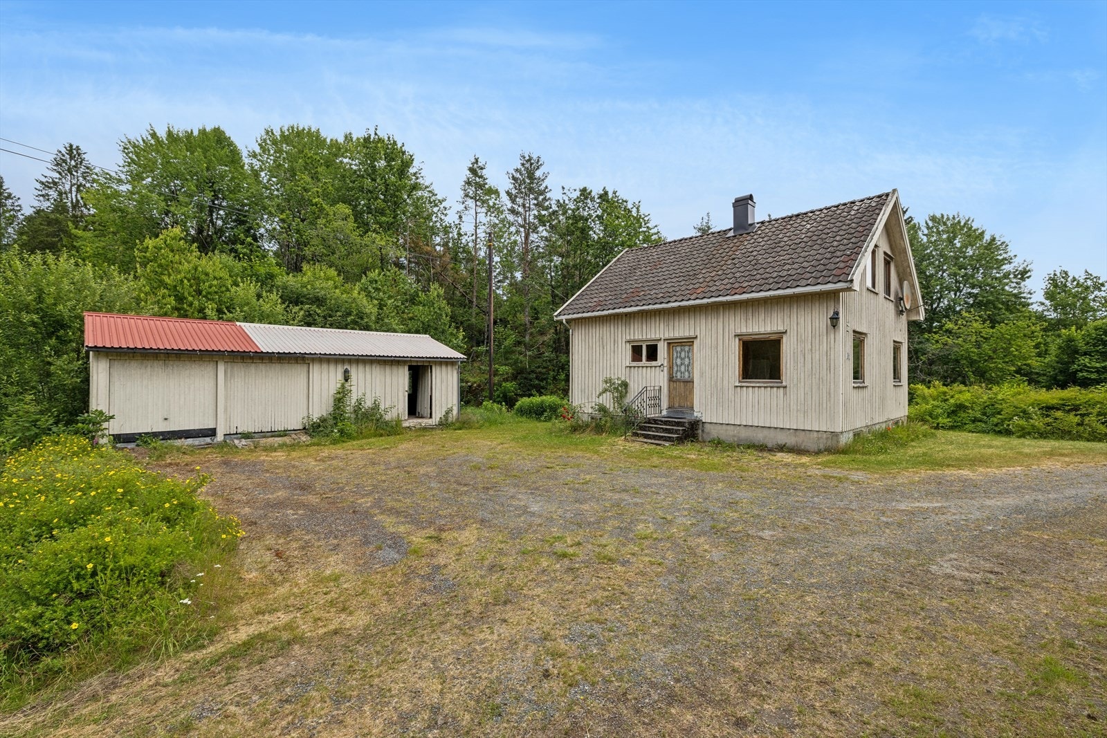 Boligen med frittstående garasje/bod. Galleribilde
