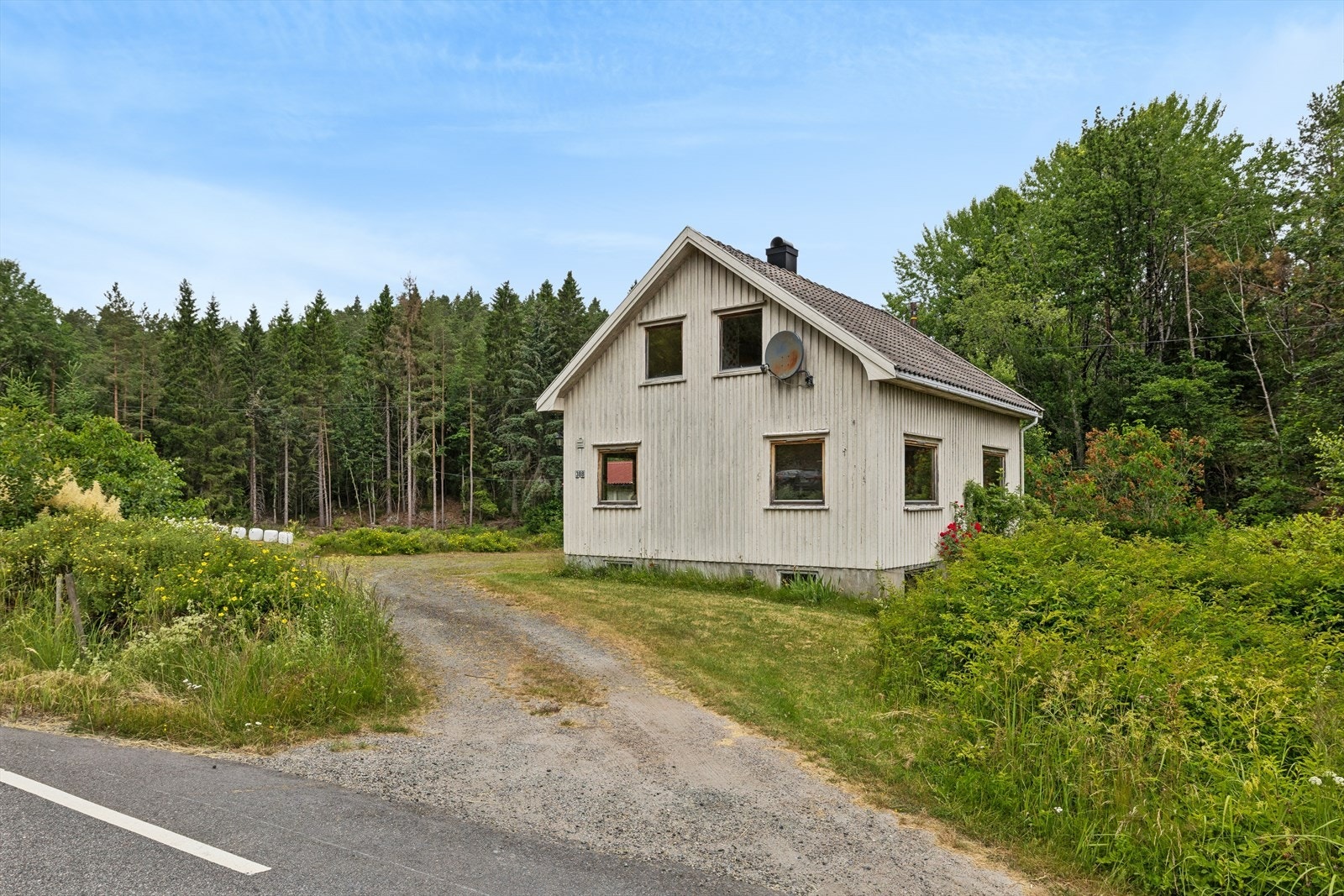 Eiendommen sett fra adkomstveien. Galleribilde