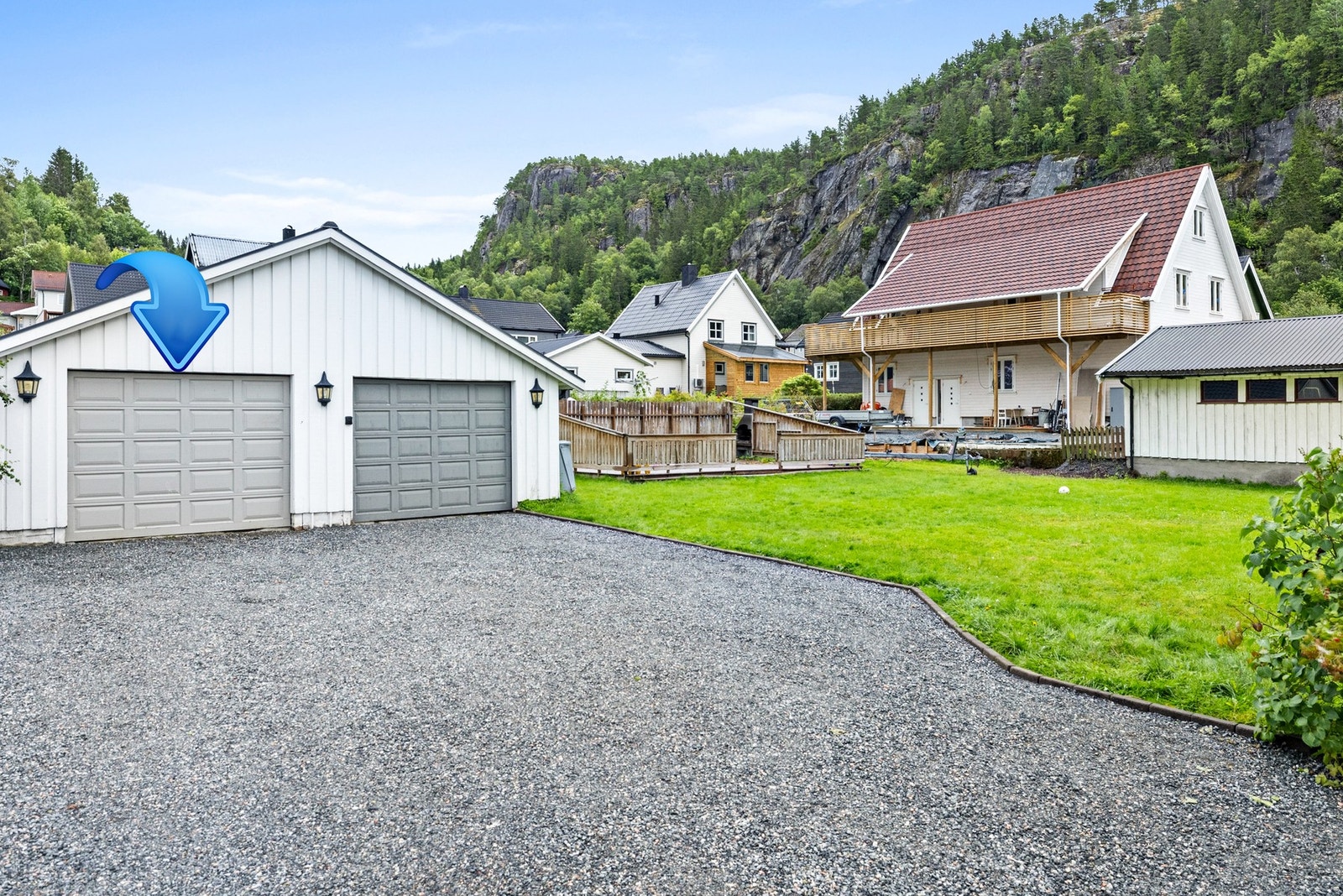 Parkering i halvpart av garasje samt på egen tomt Galleribilde