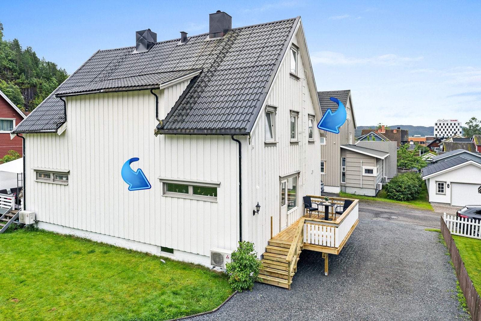 Eiendommen er opparbeidet med gruset innkjøring og plen Galleribilde