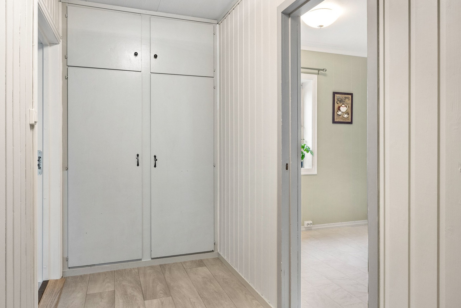 Romslig gang med innebygd garderobe som gir god plass til oppheng av yttertøy og sko Galleribilde