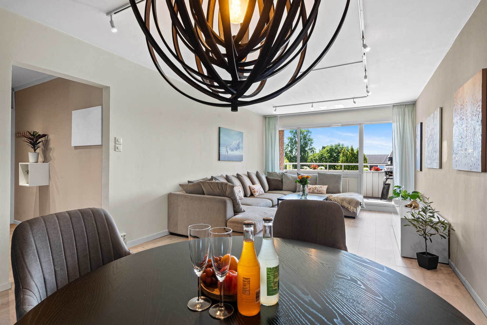 Fra spiseplassen er det fint utsyn mot balkongen og grøntarealene Galleribilde