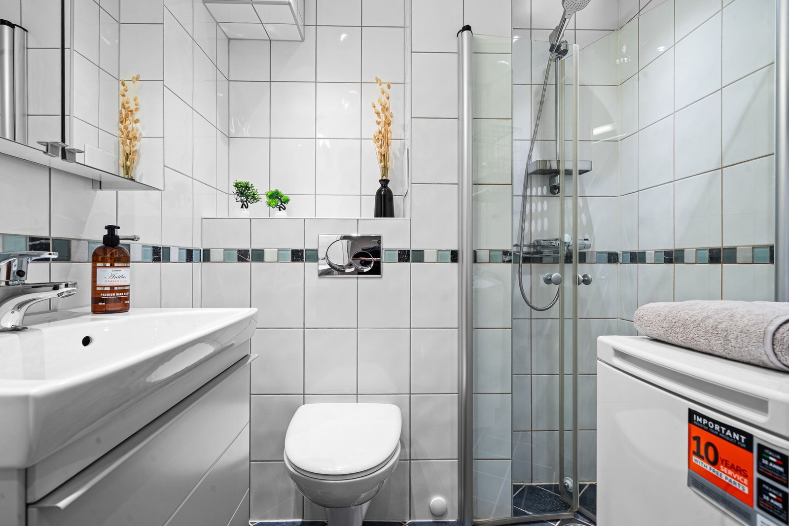 Badet har dusjhjørne og opplegg for vaskemaskin Galleribilde