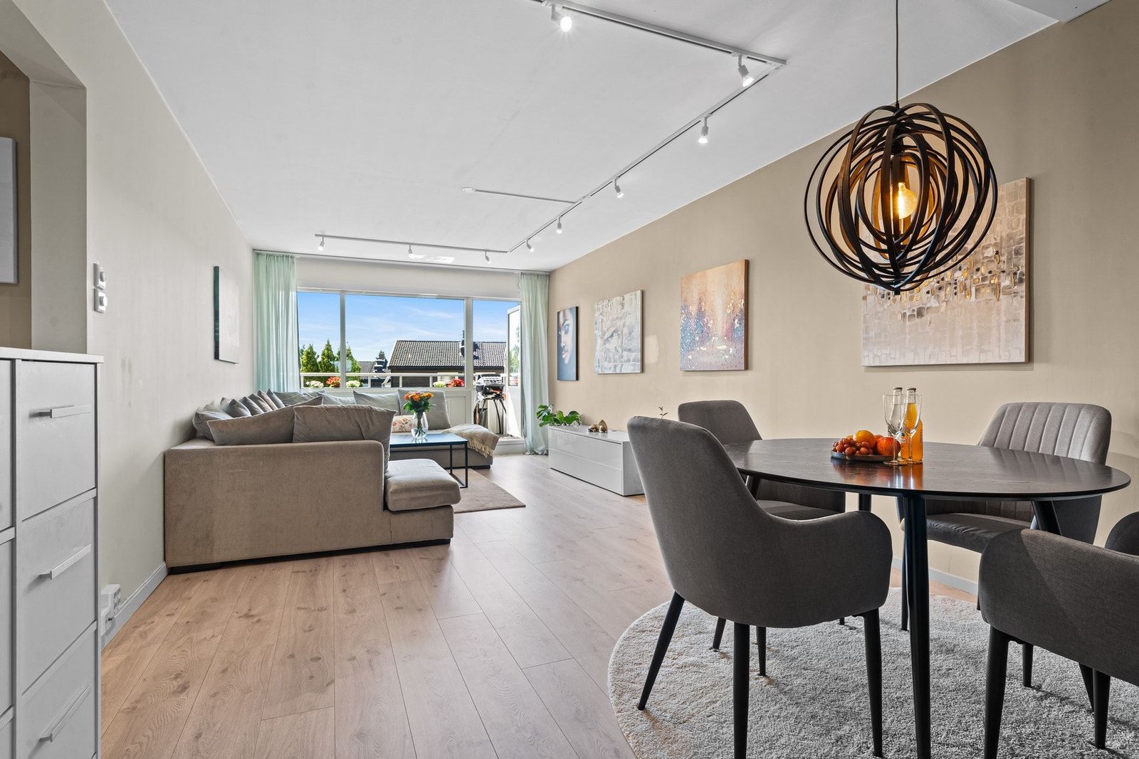 Stuen har god plass til både sofagruppe og spisebord Galleribilde