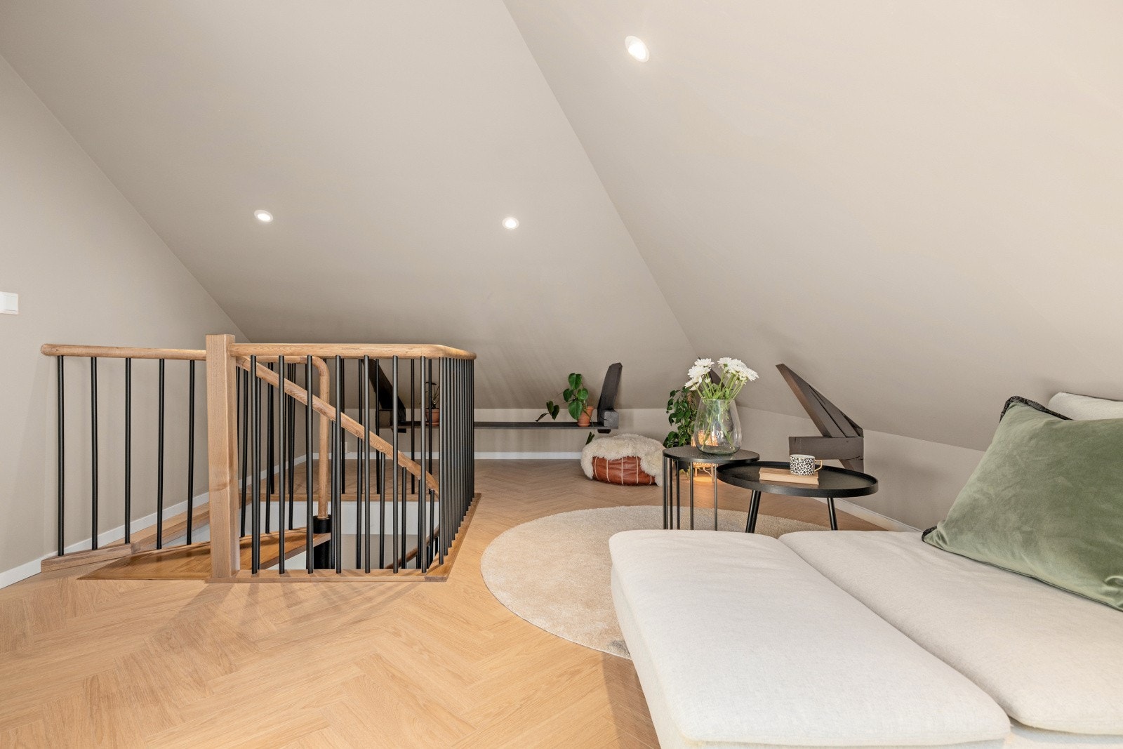 Velkommen opp! Arkitekttegnet loft med moderne uttrykk. Galleribilde