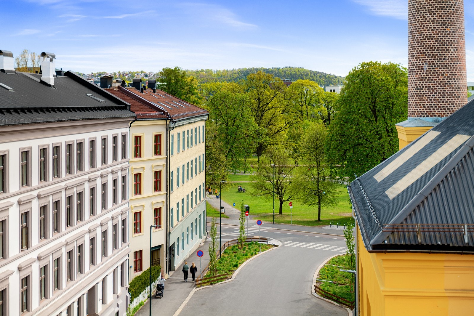 Fint utsyn ned på Sofienbergparken fra stuevinduet. takvindu som kan utvides i 2.etg. Galleribilde