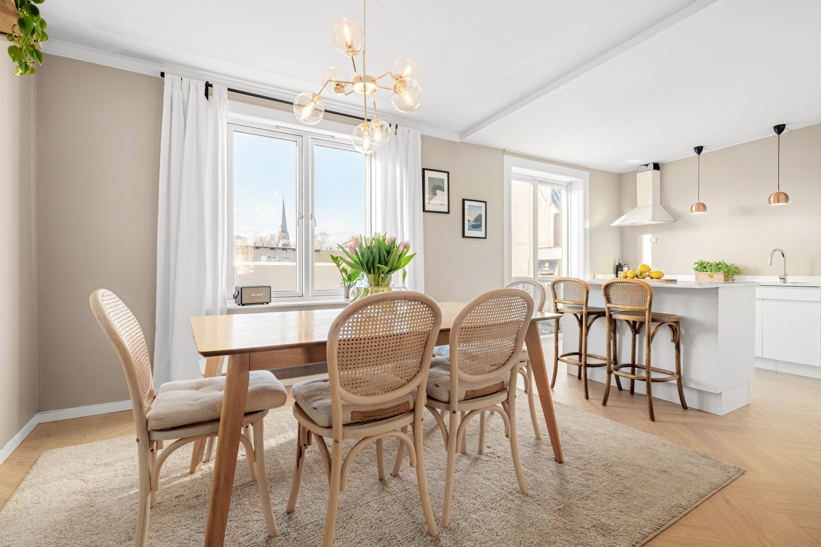 God plass til et større spisebord, perfekt for hyggelige middager og gode samtaler. Galleribilde