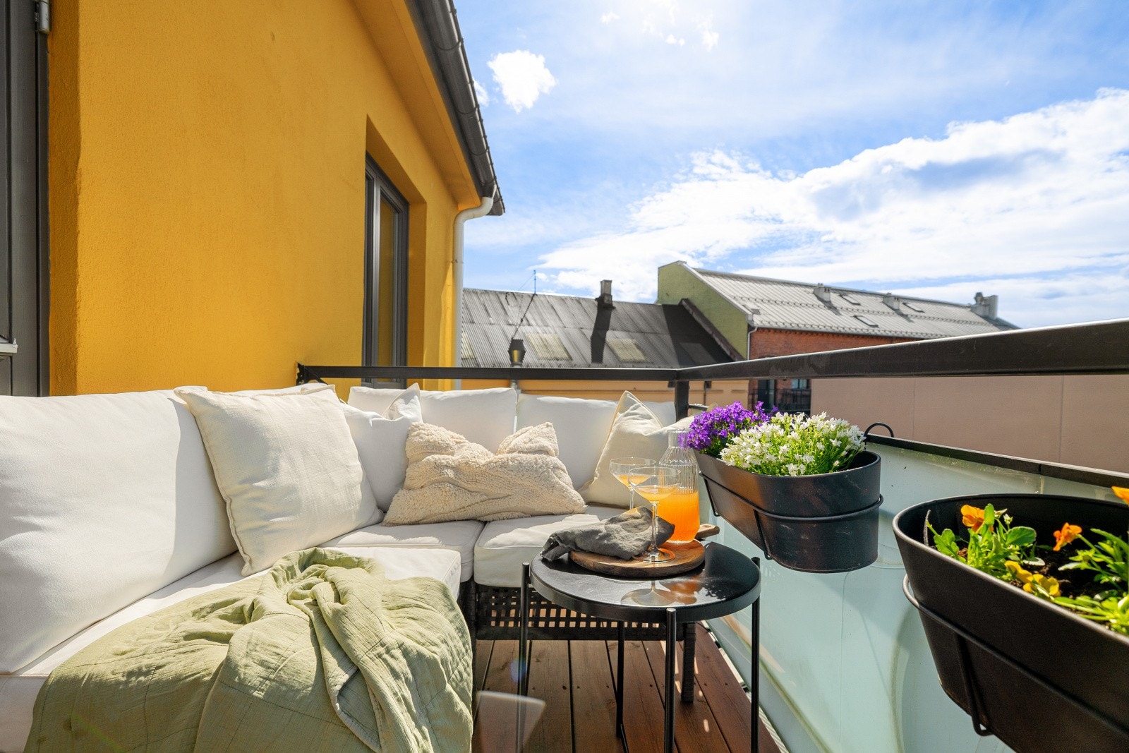 Balkong | Sol fra ca. 13 helt til ca. 22 .00 på sommertid. Galleribilde