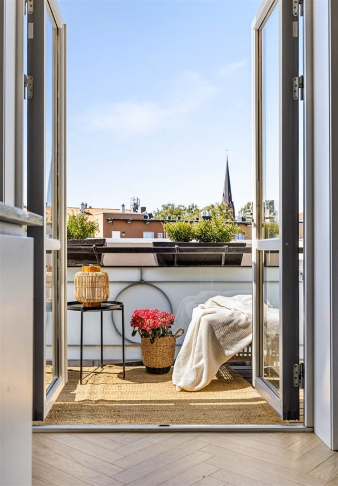 Balkongen ligger rolig og usjenert til, og byr på kveldssol til rundt kl. 21.30-22.00 om sommeren - ideelt for lange, sene sommerkvelder. Galleribilde