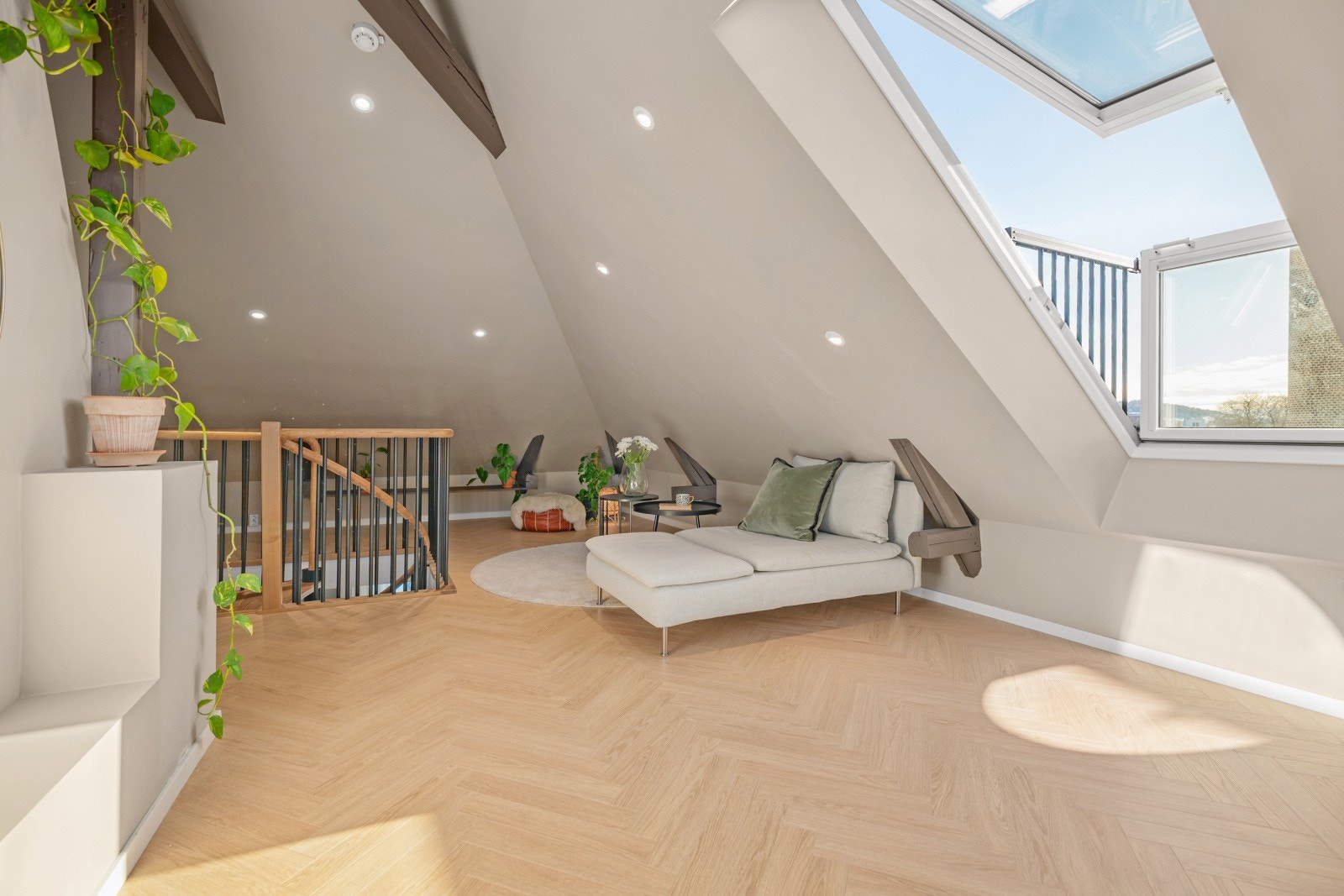 Loftstue med god gulvflate og romslig soneinndeling. Galleribilde