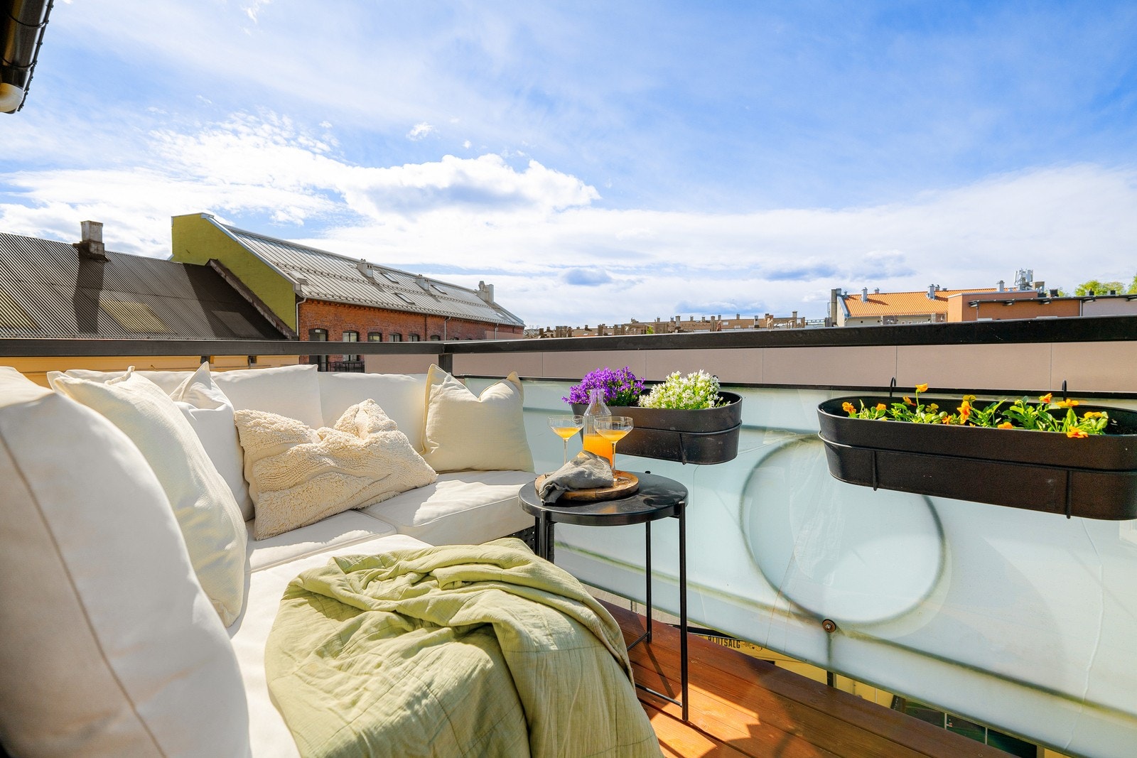 Selger fremhever spesielt de fantastiske solforholdene, både vinter som sommer. Galleribilde