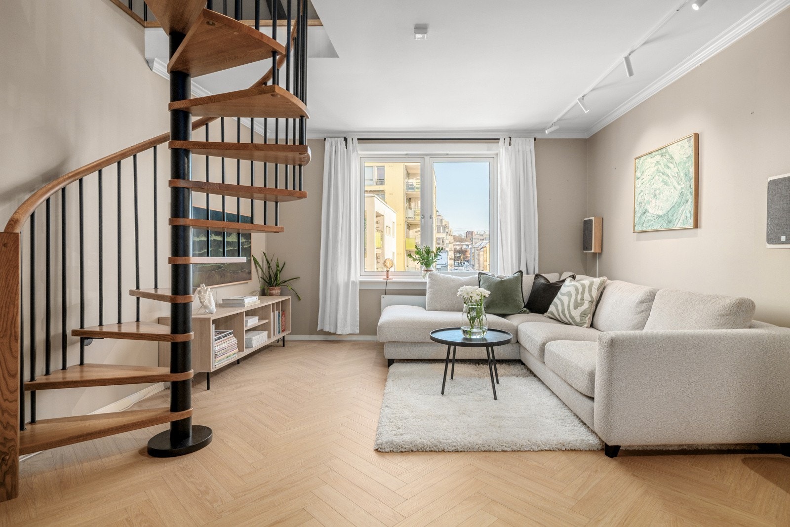 Innbydende og romslig stue med fine overflater og god vindusflate som slipper til rikelig med naturlig lys. Galleribilde