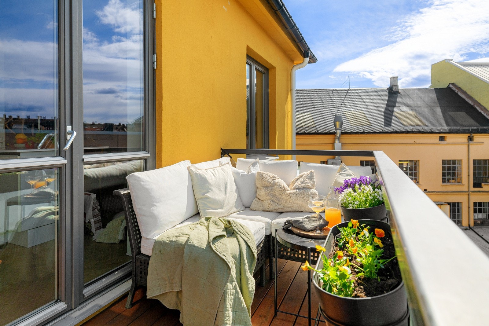 Her er det plass til utemøblement, beplantning og grill. Galleribilde