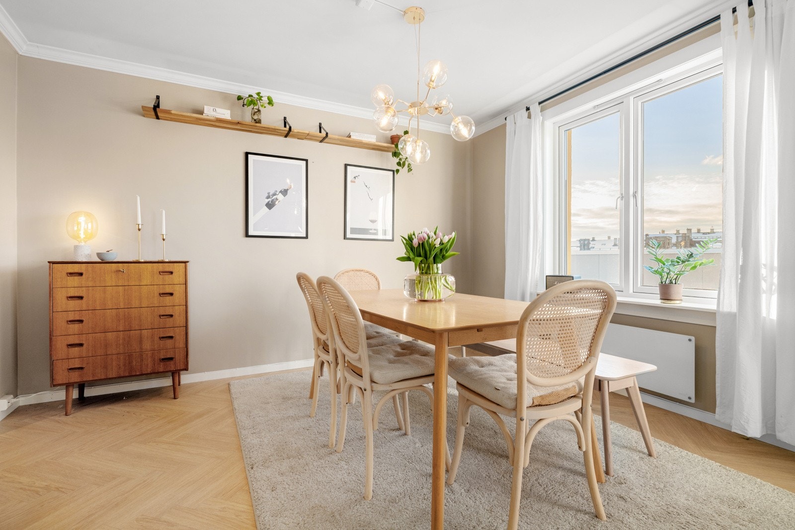 God plass til et større spisebord, perfekt for hyggelige middager og gode samtaler. Galleribilde