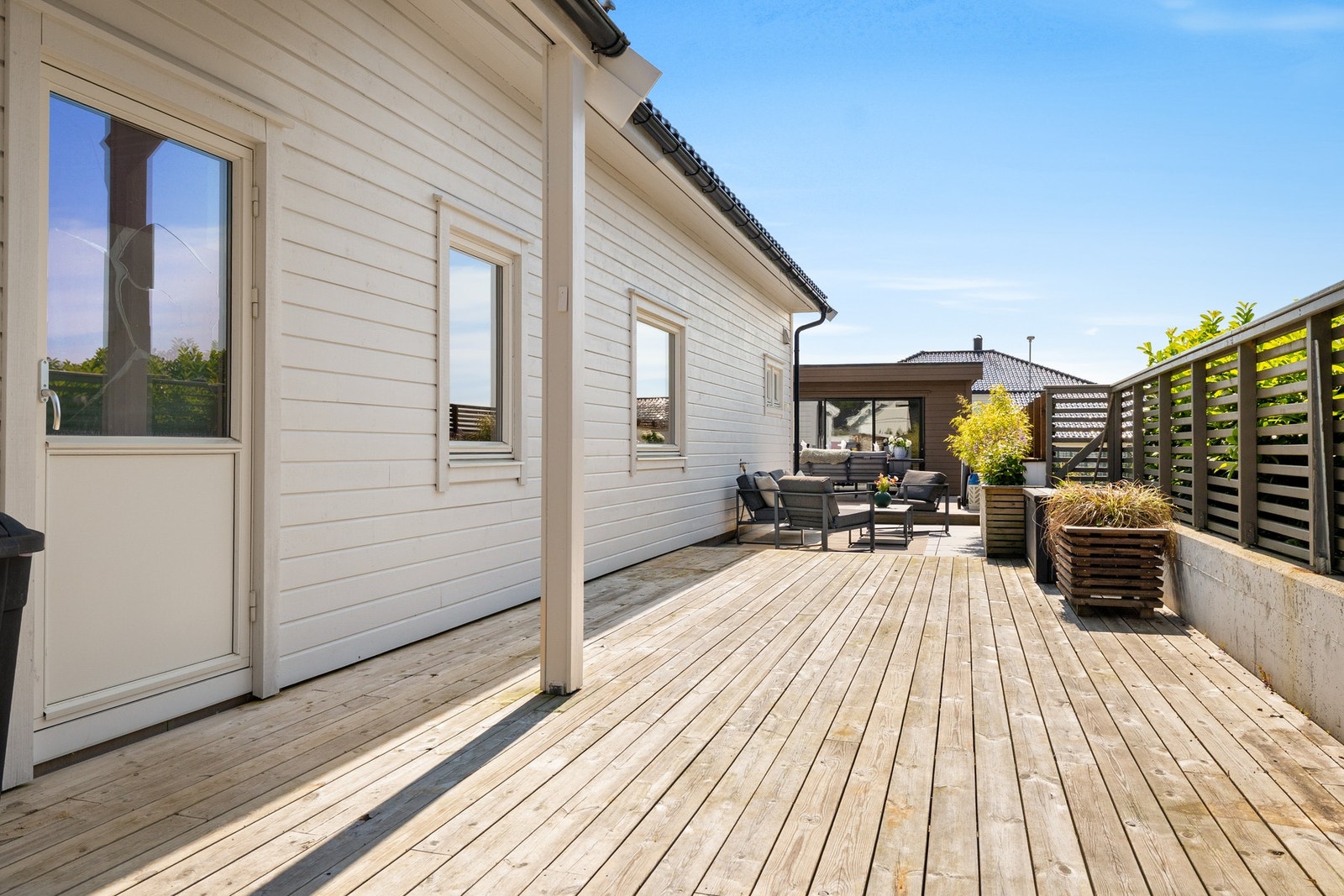 Også på baksiden av huset er det terrasse Galleribilde