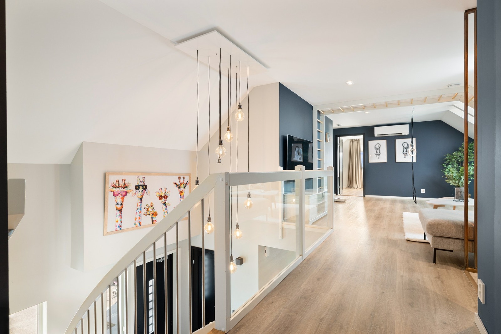 Videre opp i 2.etasje møtes du av en romslig loftstue på 35 kvm Galleribilde