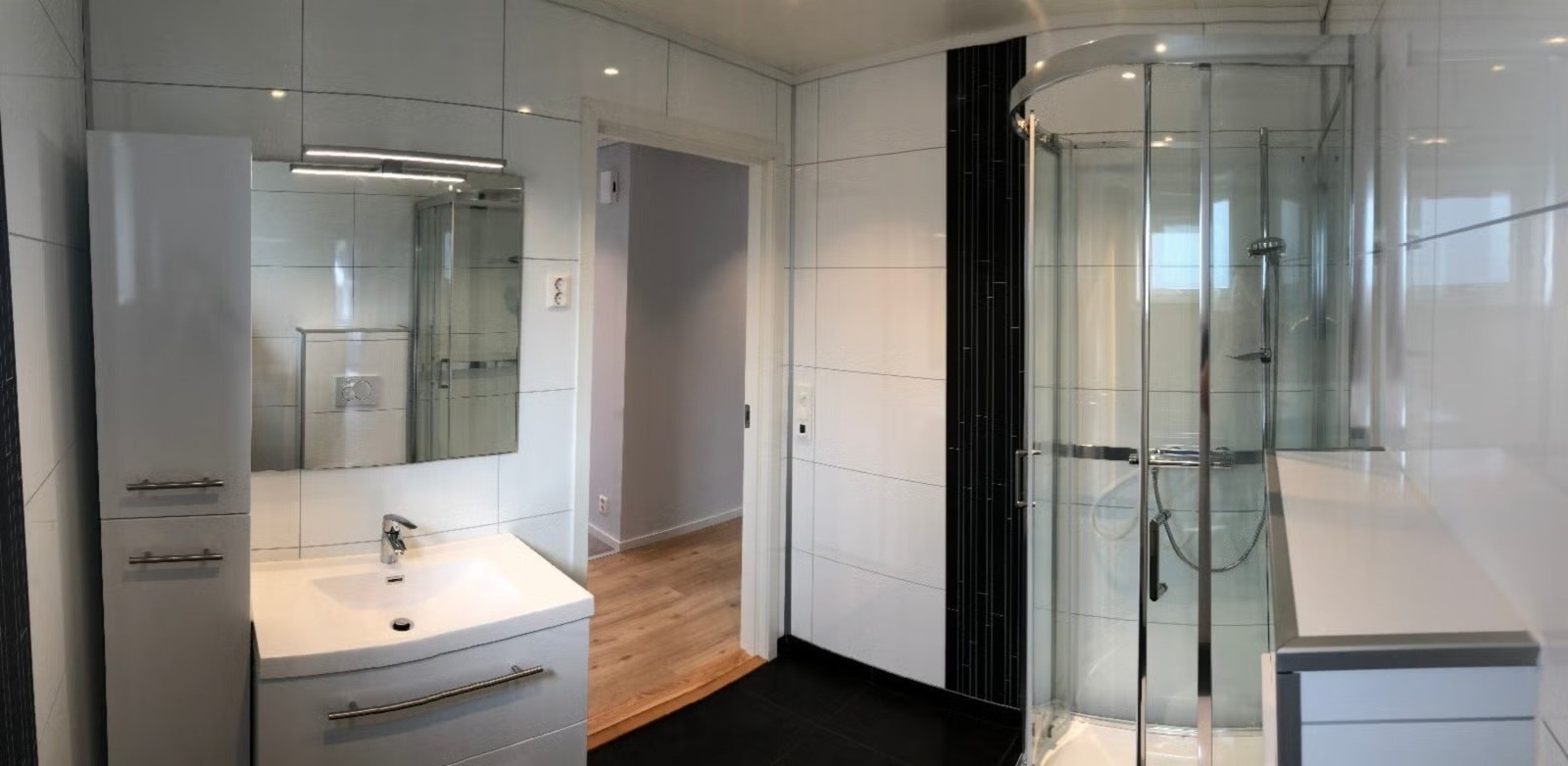 Badet måler 4,9 kvm Galleribilde