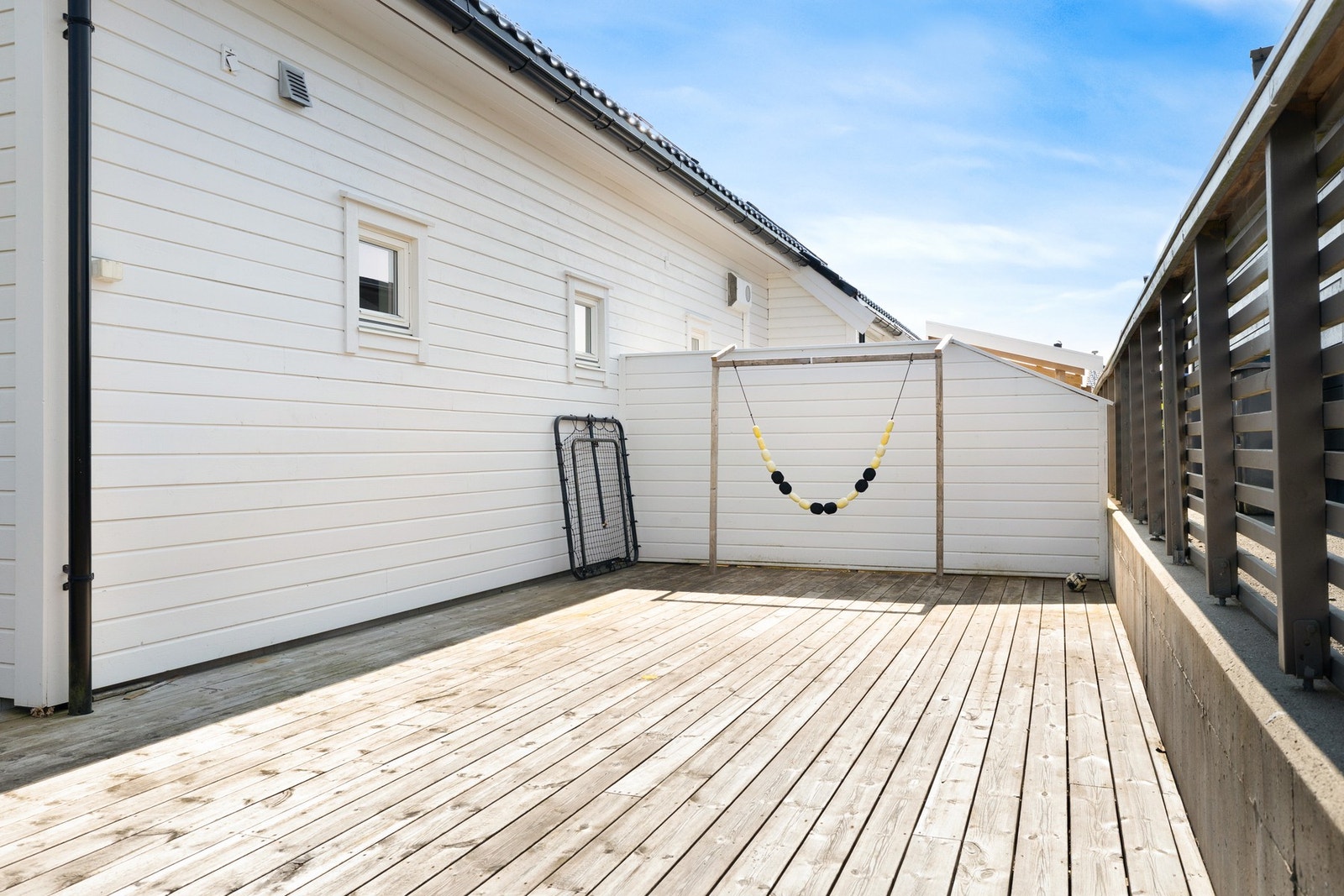 Ved inngangspartiet til utleiedelen er det en terrasse på 35 kvm Galleribilde