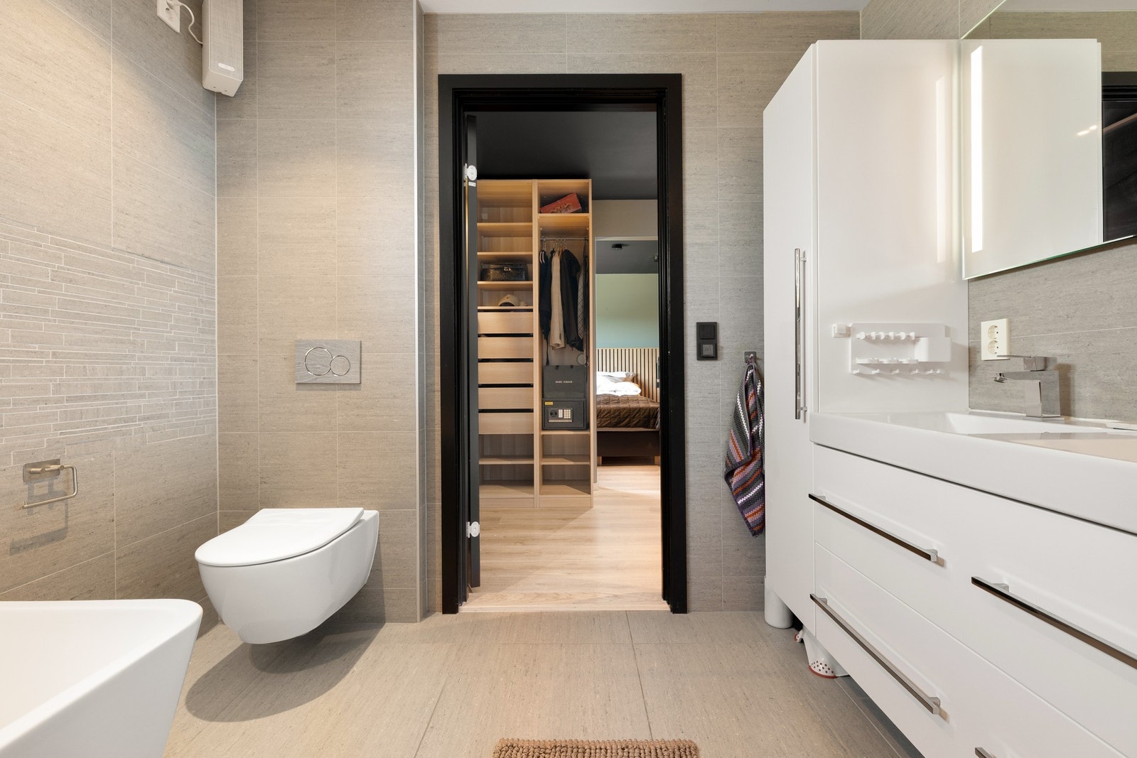 Videre gjennom walk-in closet finner du badet på hele 7,1 kvm Galleribilde