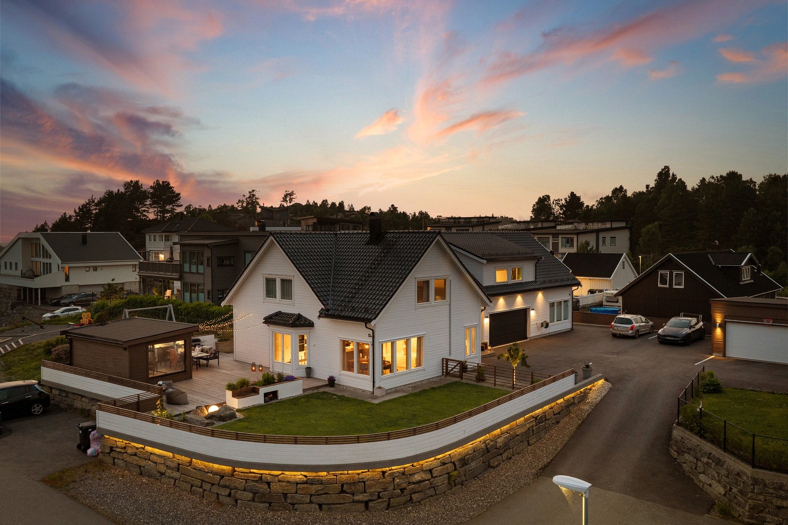Her bor man i rolige og familievennlige omgivelser med gode solforhold, flott utsikt og kort vei til både servicetilbud, skoler og kollektivtransport Galleribilde