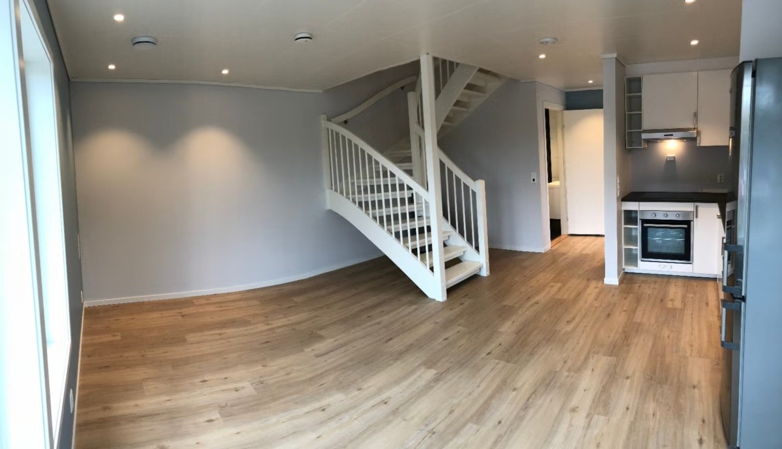 Her kan du innrede med sofa, mediemøblement og spisegruppe Galleribilde