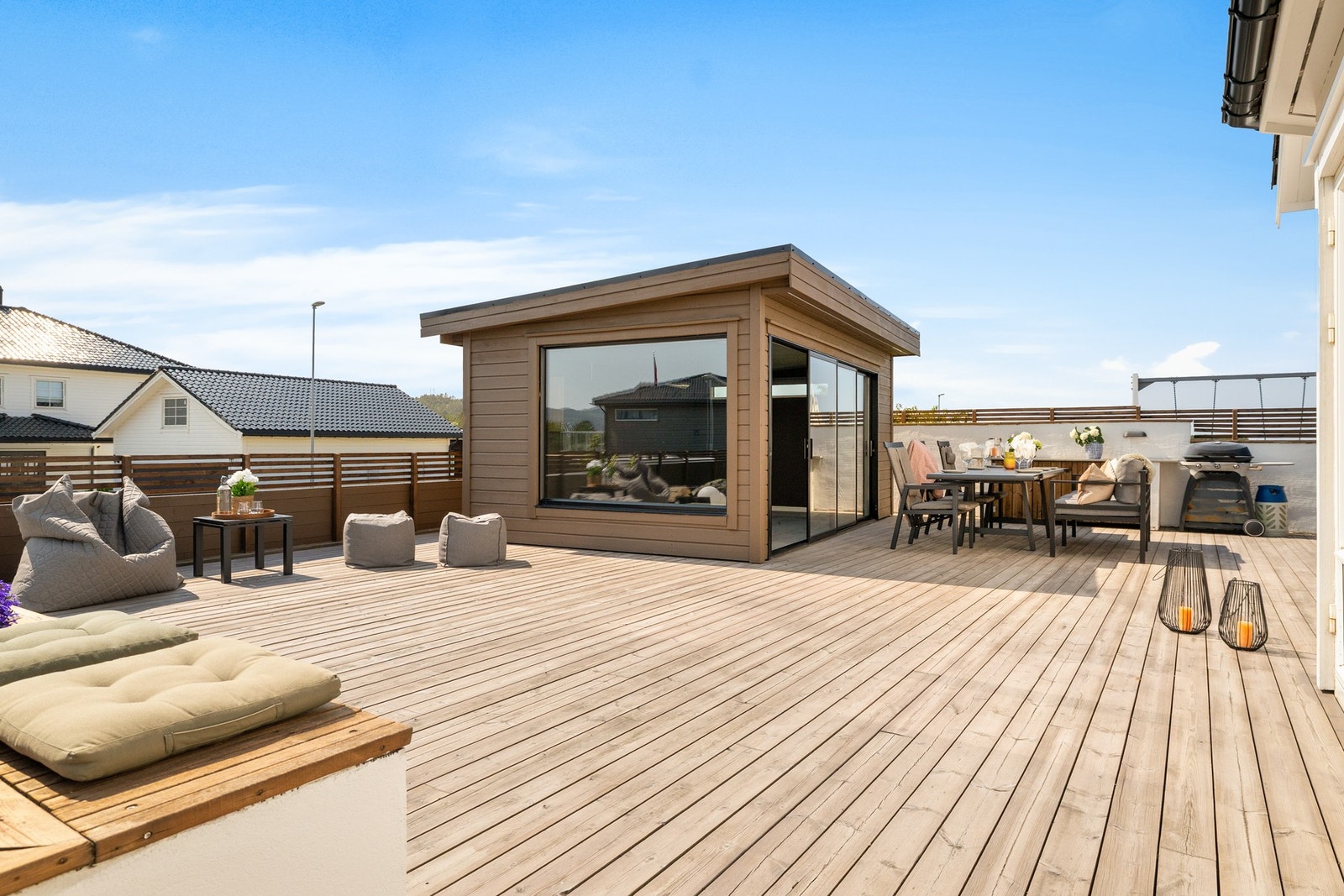 Det er en terrasse på 69,9 kvm og en på 14,2 kvm Galleribilde