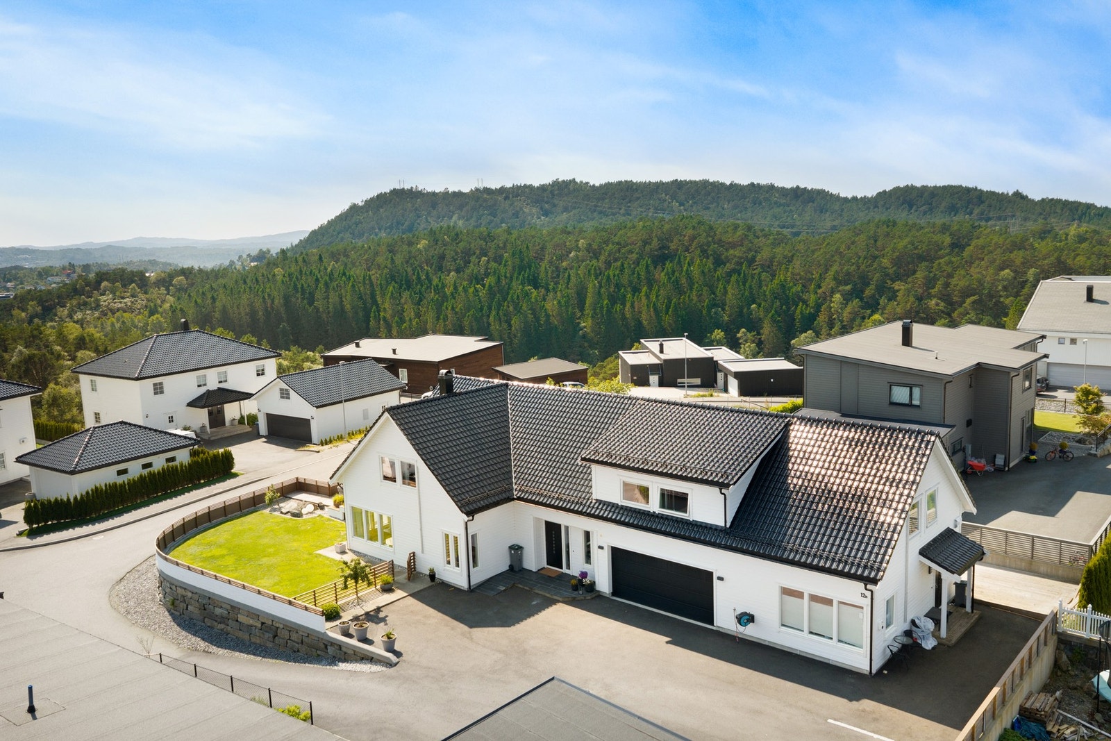 Boligen har en attraktiv beliggenhet på Gunnlafjellet i Askøy kommune, i et moderne og veletablert boligområde på Strusshamn/Lønvarden Galleribilde