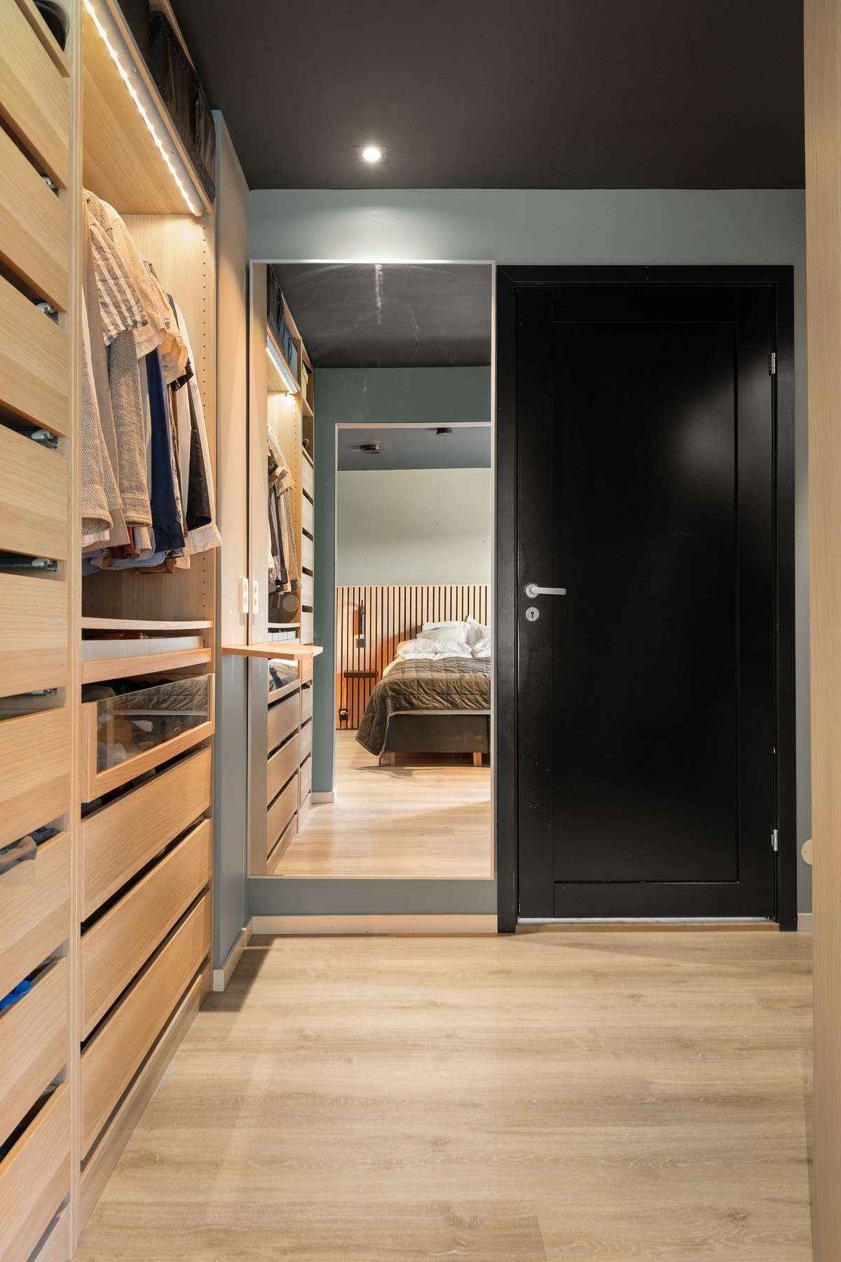 Tilknyttet rommet har du et walk-in closet på 6,8 kvm Galleribilde