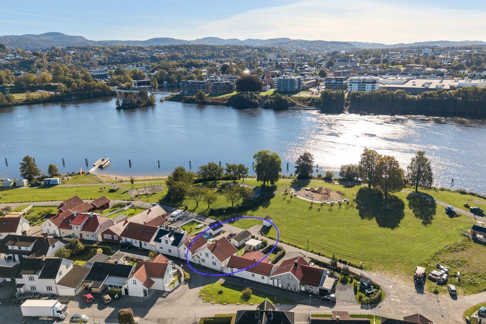Velkommen til en innholdsrik enebolig med sørvendt beliggenhet og gode solforhold, beliggende i et etablert og rolig boligområde på Bakken i Skien. Galleribilde