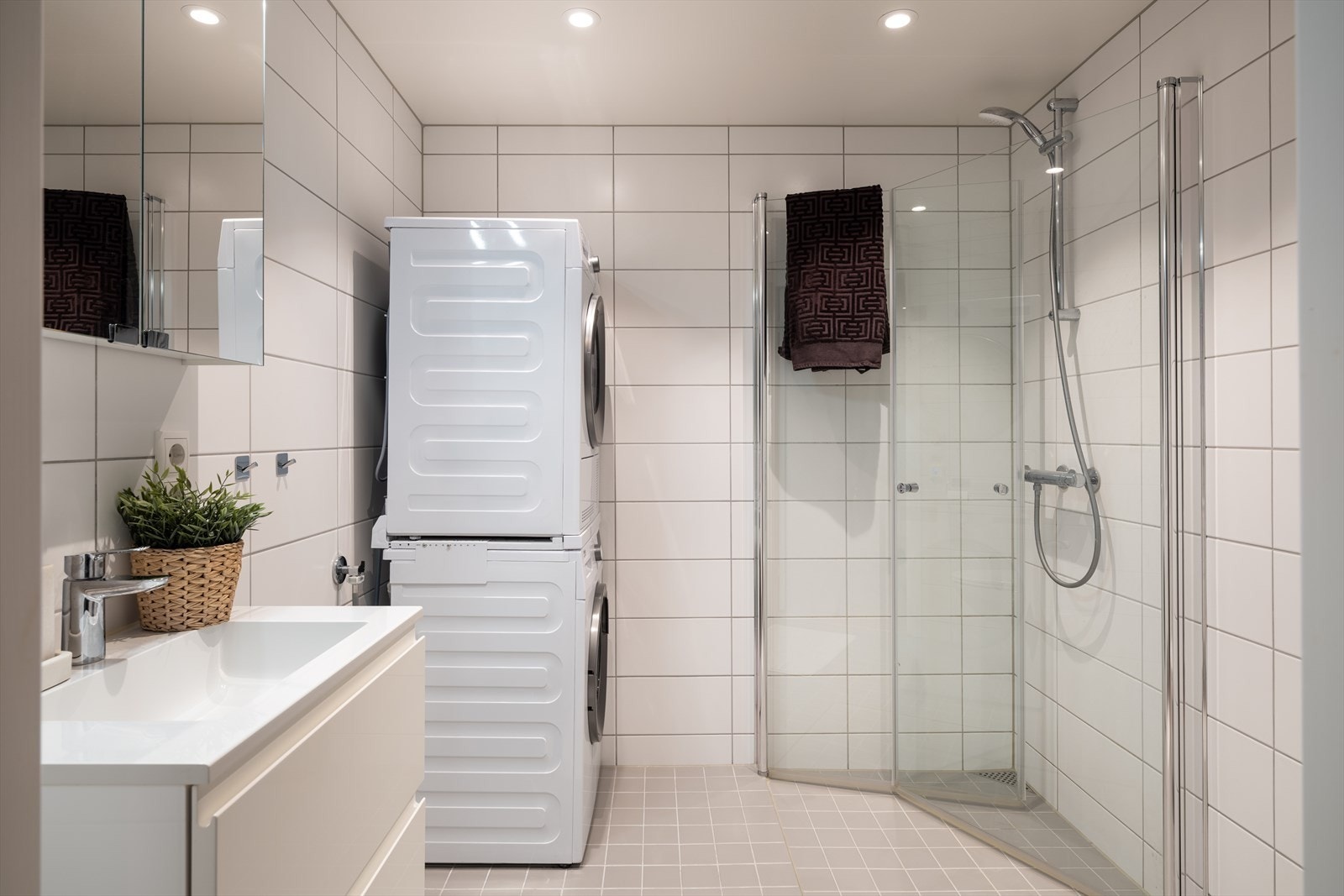 Pent og flislagt bad som er målt til 4m². Galleribilde