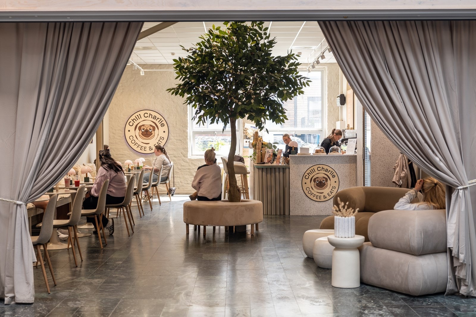 Chill Charlie finner du på Ladetorget sammen med blant annet Rema 1000 med post i butikk, restaurant, apotek, bakeri, Kompis og blomsterhandel Galleribilde